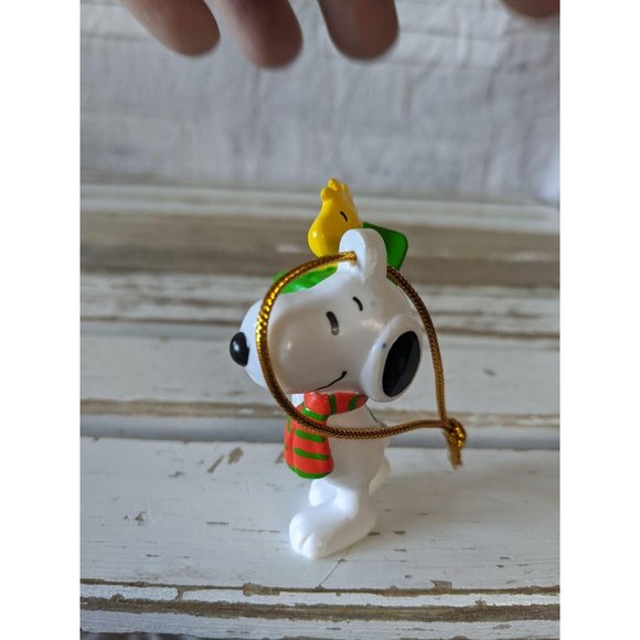 United feature Snoopy Woodstock present green orna - Picture 2 of 6